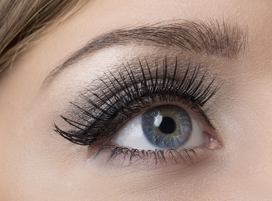 Makeup. Make-up. Applying Mascara. Long Eyelashes - Latest Fashion & Lifestyle Trends