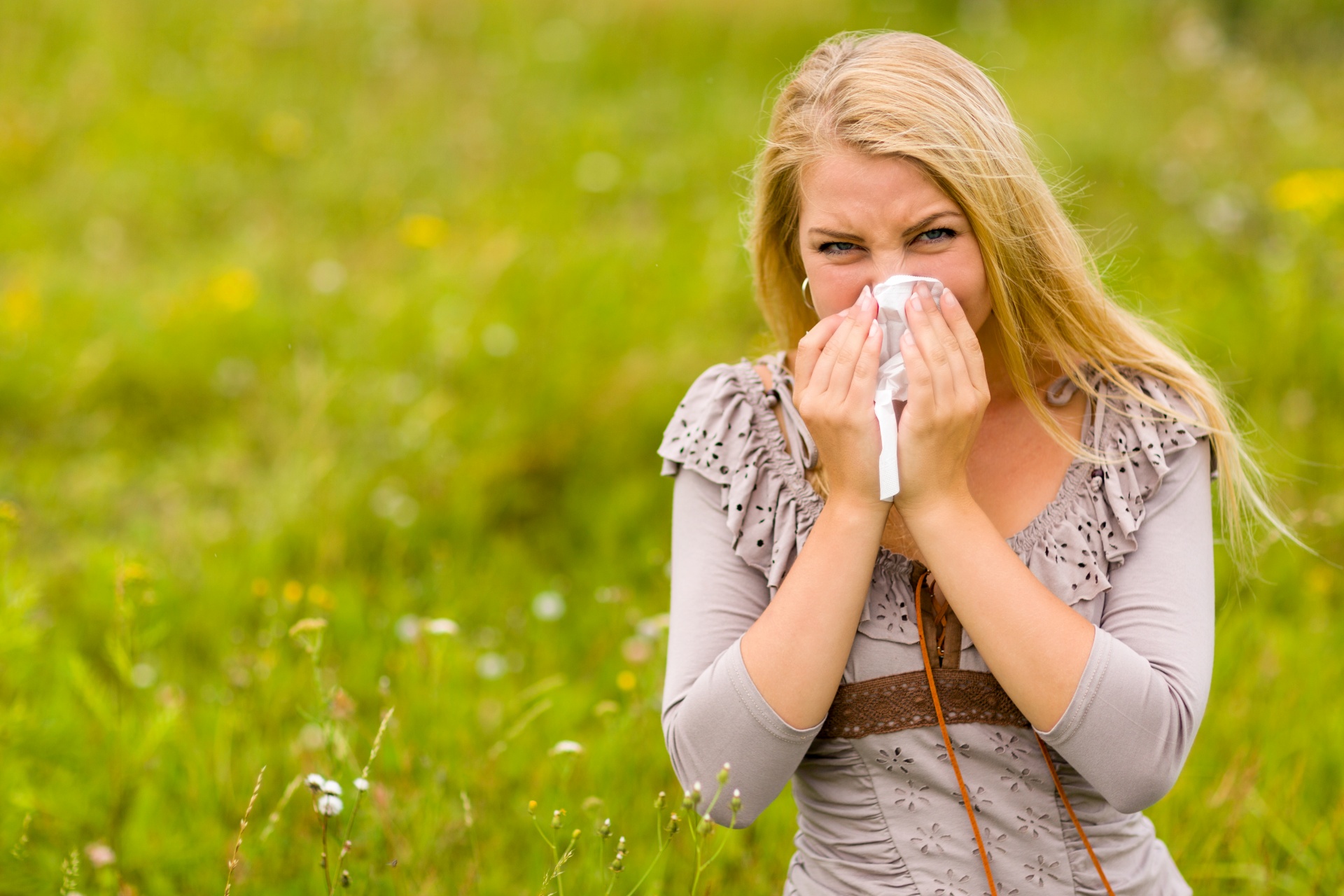 woman-with-a-hay-fever-1523533145pv5 - Latest Fashion & Lifestyle Trends Year round allergies causes